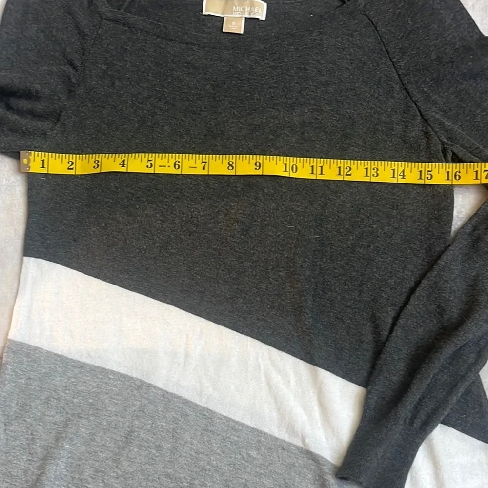 (286)Michael Kors Gray and White Crew Neck Sweater